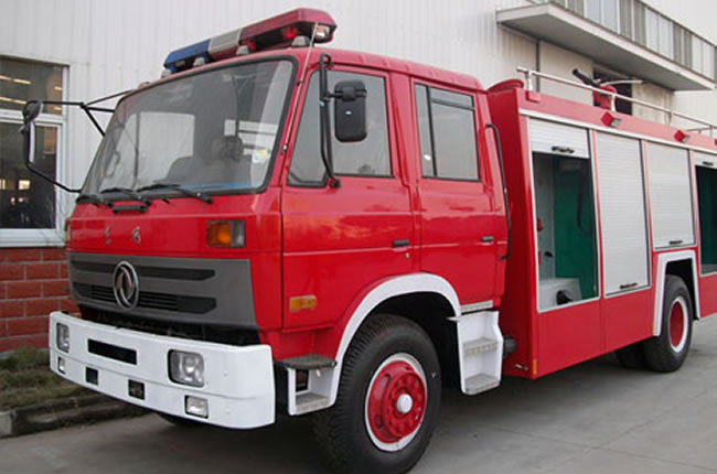 東風(fēng)153干粉消防車頭部側(cè)面圖片