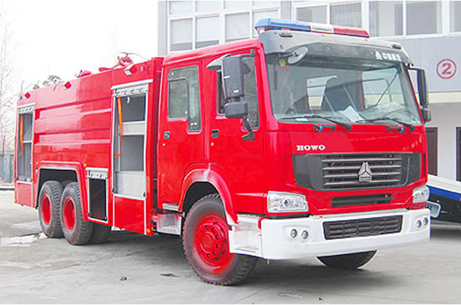 重汽后雙橋泡沫消防車頭部右側圖片