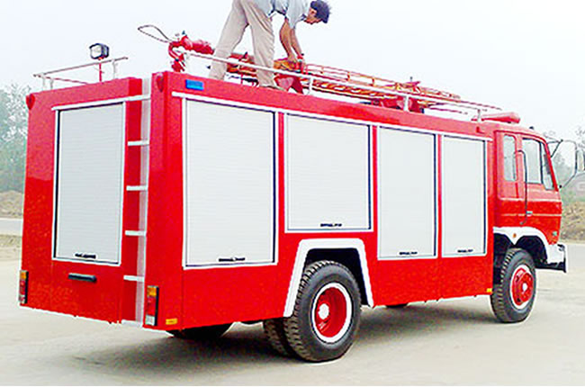 東風(fēng)145單排水罐消防車(chē)尾部圖片展示圖