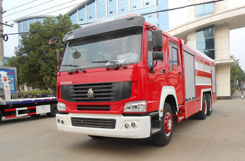 重汽豪沃12方水罐消防車