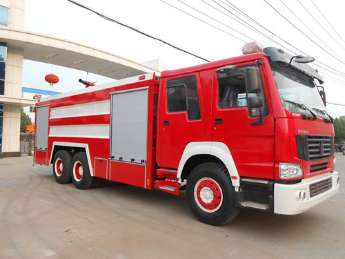 重汽豪沃12方水罐消防車