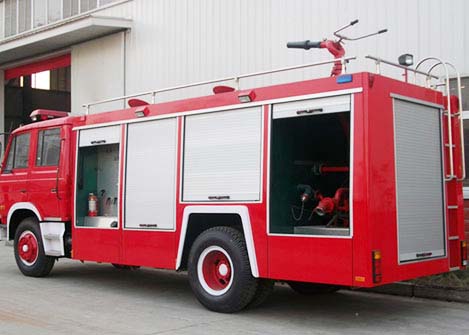 東風(fēng)153干粉消防車尾部側(cè)面圖片