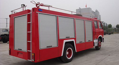 東風153水罐消防車尾部側(cè)面展示圖片